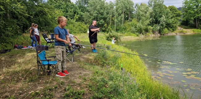Kinder haben Spaß und lernen nebenbei noch Dinge über das Leben unter der Wasseroberfläche