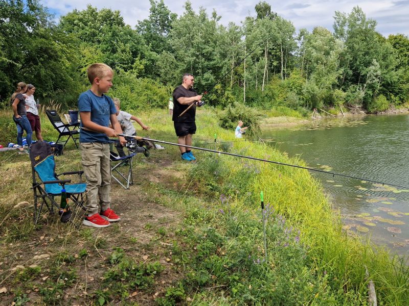 Kinder haben Spaß und lernen nebenbei noch Dinge über das Leben unter der Wasseroberfläche